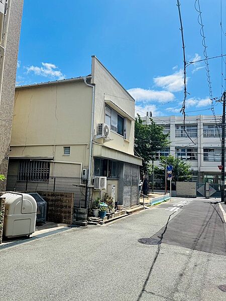 前面道路の通行量は少ないです