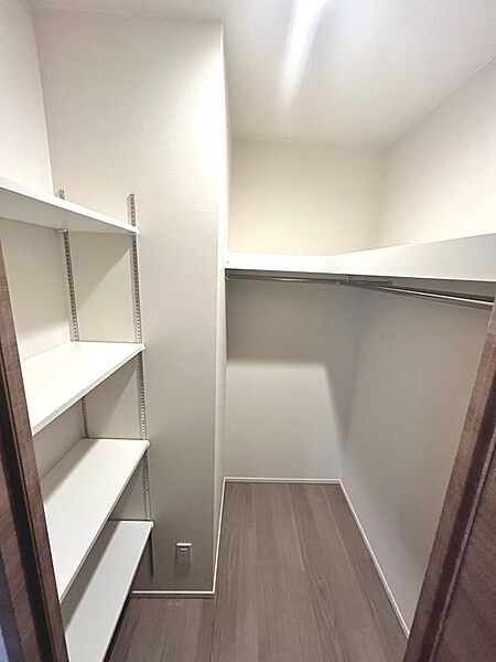 収納量豊富なウォークインクローゼット