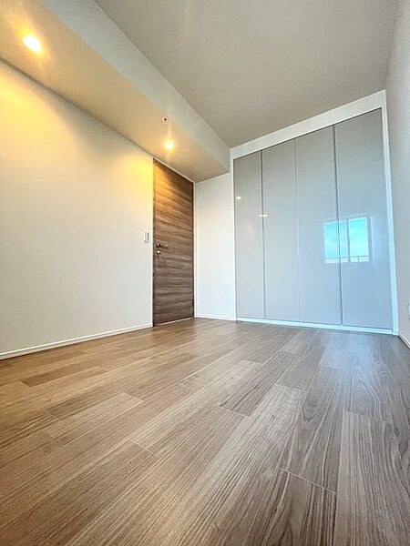 バルコニーに面した洋室です