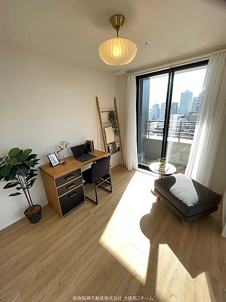 リビング横の洋室約4.7帖は、大きな開口を設け、2枚片引き建具を設置。暮らしに合わせて個室やワークスペース、リビングの一部としても利用できます。