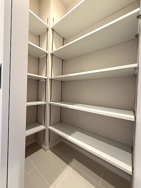 【玄関収納】広々としたシューズインクローゼットは、可動式の棚で自由なレイアウトが可能。ご家族の靴から、ゴルフバッグ、季節のアイテムまで、玄関周りの細々としたものをまとめて収納できる便利な空間です。