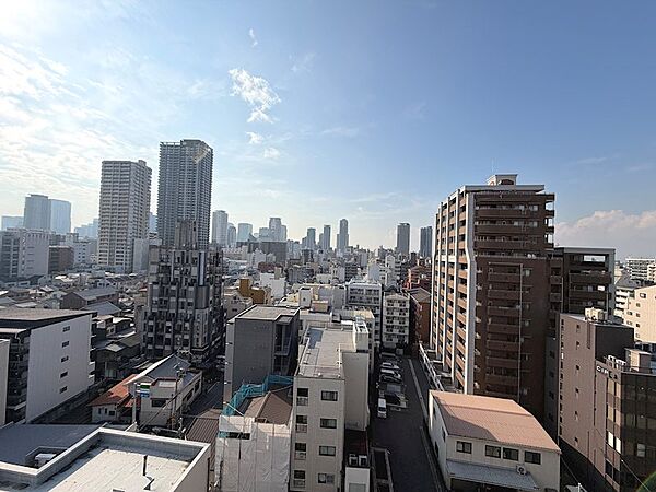 【眺望】高層階ならではの開放的な眺望。昼は都市の活気を、夜はきらめく夜景を楽しめます。