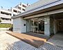 エントランス：豊かな緑に彩られた閑静な住宅街