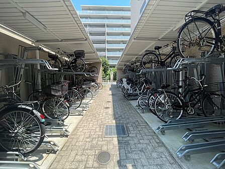敷地内には、屋根付き駐輪場がございます。