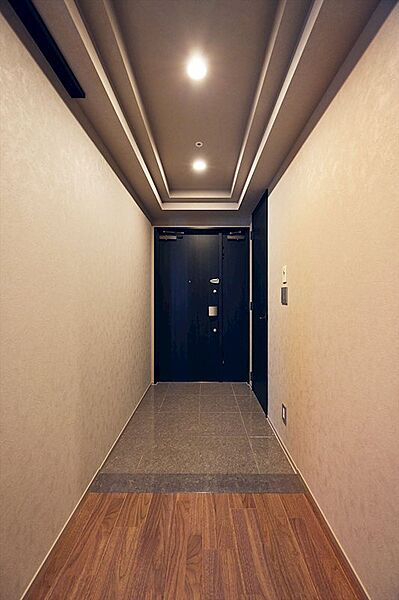 上質で落ち着いた雰囲気の玄関が、ご家族やゲストを迎えます。SICを備えているので、玄関を常にすっきりと保てそうです。