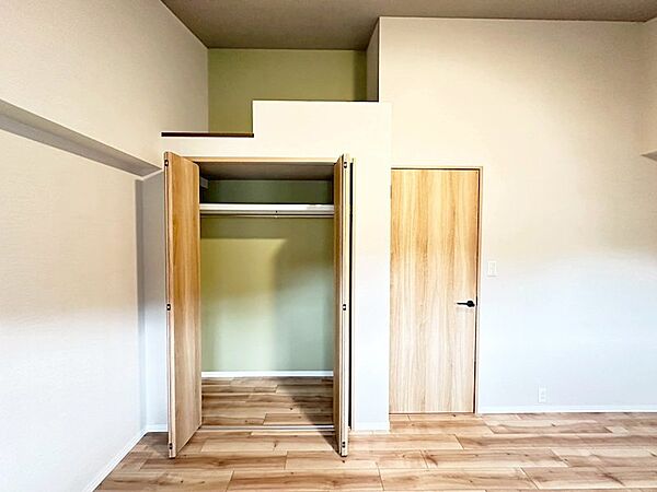洋室にはハンガーパイプ付きクローゼットを設置。収納スペースも豊富です♪