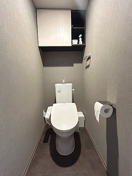 温水洗浄便座完備。またトイレ本体は進化したフチ形状「スゴフチ」で、汚れてもひとふきでお手入れが簡単です。また、手摺下地があるため、手摺の設置も可能です。