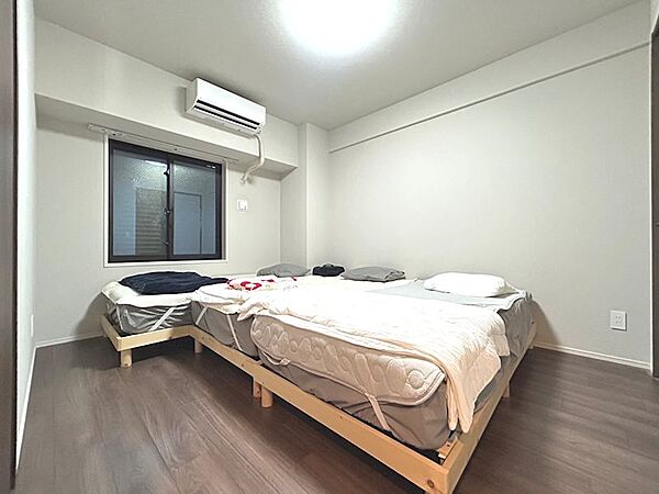 【洋室約7.0畳】柱の出っ張りが少なく家具が置きやすい間取りです。WIC完備でご家族のものをまとめて収納することができます。