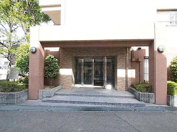 1階オートロック完備・防犯性の高いマンションです。
