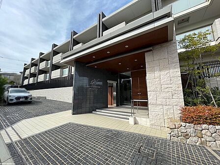 マンションエントランス前の写真です。