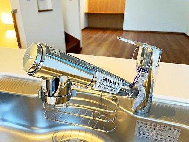 スタイリッシュな、浄水器一体型水栓です。水栓にシャワーホースと浄水器を内蔵し、カルキ臭など軽減。シャワーヘッドを引き出すことで、広いシンクのお手入れもラクラク。