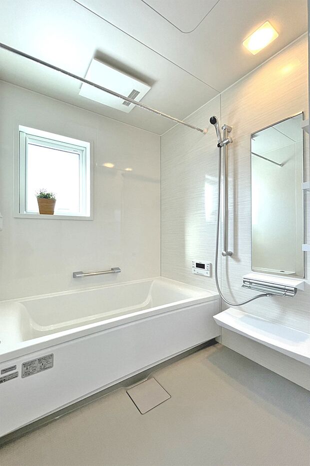 （浴室）ホワイトカラーの浴室は清潔感溢れる空間♪お子さまとの入浴も安心な広さです！