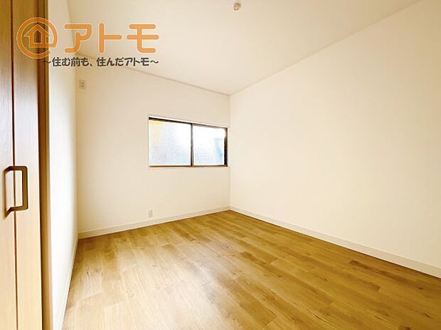 壁と床がシンプルな色合いだからこそ、自分だけの空間を作ろう♪