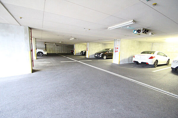 画像5:屋根付き駐車場
