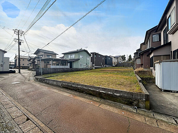 間口も広く約14ｍ。建築条件もありません。お好きな建築会社でお好きなプランがたてられます♪