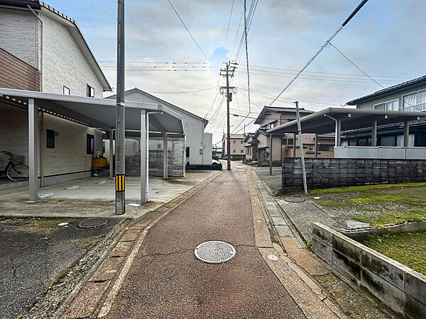 近くにはバス停もあり、内灘駅へは車で約6分。通勤通学にも便利です。さい