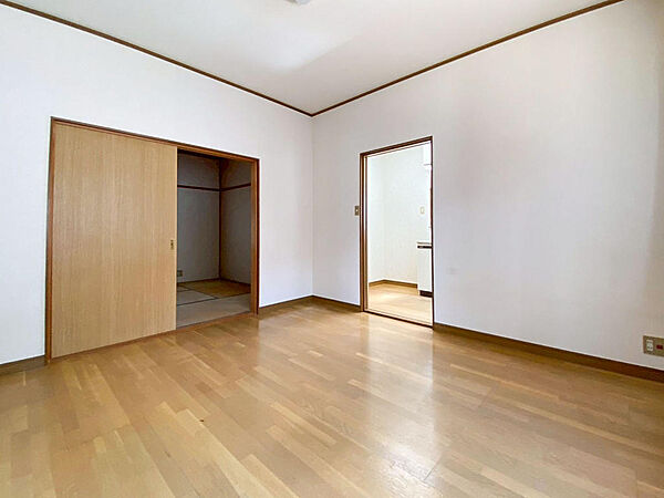 ＤＫは十分な広さがありご家族揃って寛げるお部屋です。