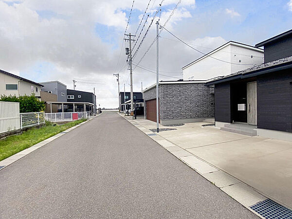 造成地内の新築住宅が建ち並ぶキレイな街並み。子育て世帯も多く、周辺には商業施設もあり暮らしやすい環境です。