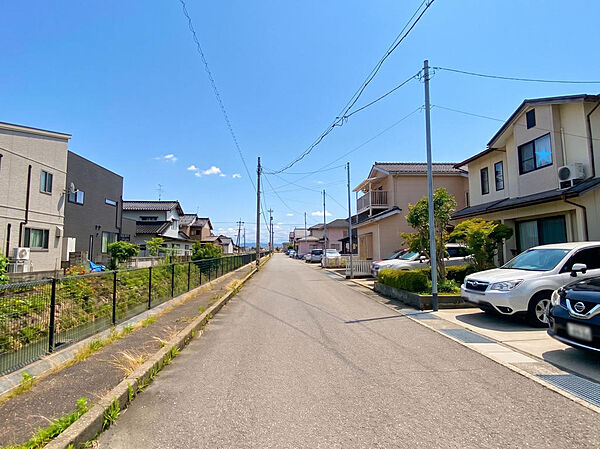 前面道路も広く開放的。周辺は交通アクセスも良く、暮らしやすい住環境が整っています。