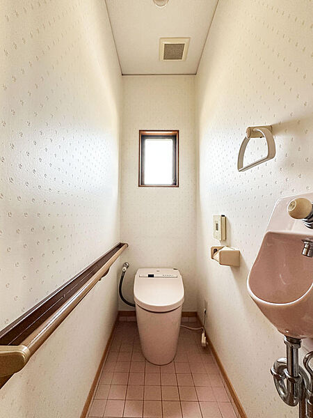 １階、２階それぞれにトイレがあります。部屋数も多く、ご家族の多い方でも安心してお住まい頂けます。