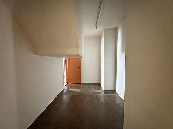 1階には大きなウォークスルークローゼット。2箇所の入り口と家事室からの便利な家事動線。また帰宅時や外出時にも便利な配置です。