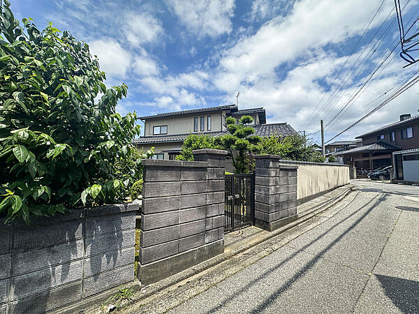 美しい門構えと落ち着いた街並み。閑静な住宅街にありながら、生活利便も兼ね備えた住環境です。