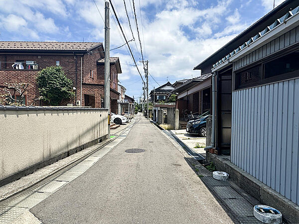 前面道路写真。閑静な住宅街です。