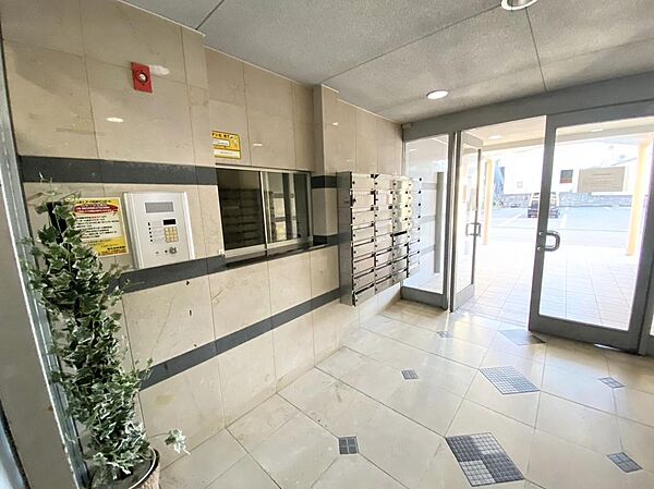 １階エントランスの共用スペースです。