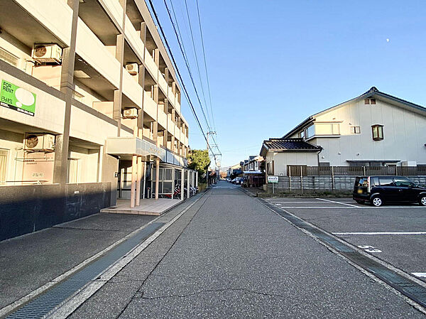 約5.3ｍの南側道路。エントランス横には駐輪場も完備されています。