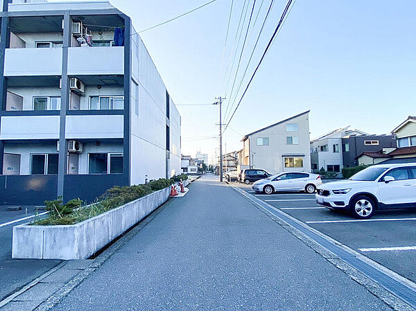 北側道路約5ｍ。お車の通行も余裕がある広さです。