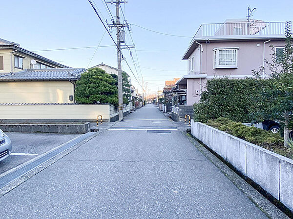 北側道路。静かで暮らしやすい環境です。