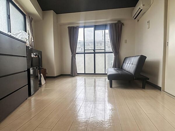 大きな窓から明るい光が入る7帖のお部屋。落ち着いた内装になっており、心安らぐ空間です。