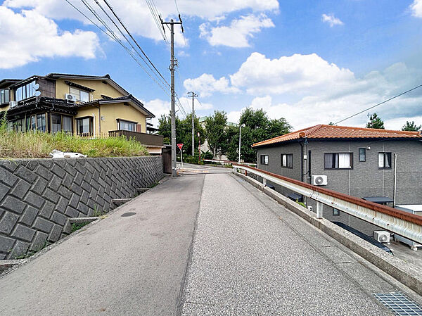 前面道路は広く6.3ｍ。眺望が良く開放的です。日当たり、通風も◎