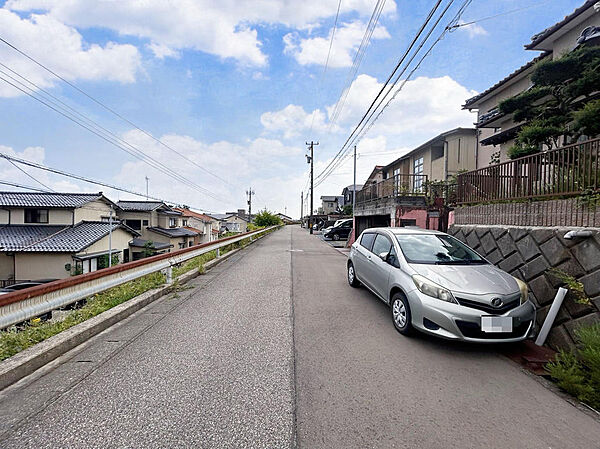 周辺は静かな住宅街。内灘の大通りまですぐに出られる生活利便の良いところです♪