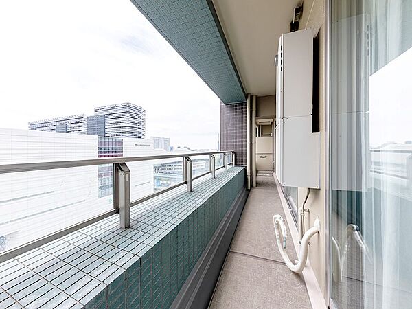 【バルコニー】11階・南東向きにつき陽当たり良好。洗濯物も気持ちよく干せるバルコニーです。