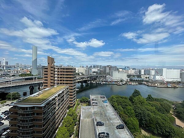 【眺望写真】水辺と緑、街並みを一望できる眺め。青空が広がる景色を眺めながら、日々の暮らしに心地よいひとときを添えてくれます♪