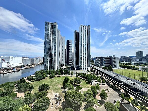 【眺望写真】南側に港南緑水公園を望み、前に建物の立つ心配が少ない立地です。