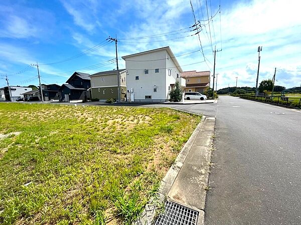 二方の道路から出入りできるので便利♪窓からの景観も角地ならではの良さがあります