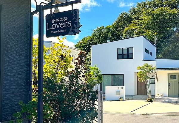メイン通りには音楽教室、ヘアサロン、整体、エステなどの店舗があります