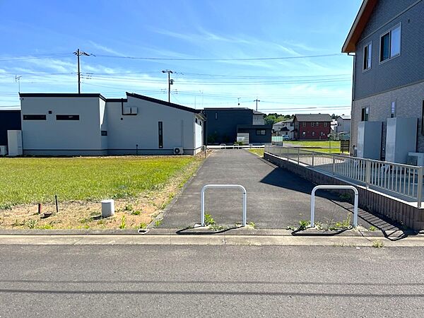 分譲地内には遊歩道があります。メイン通りの歩道は2.5ｍあるので安心して歩くことができます