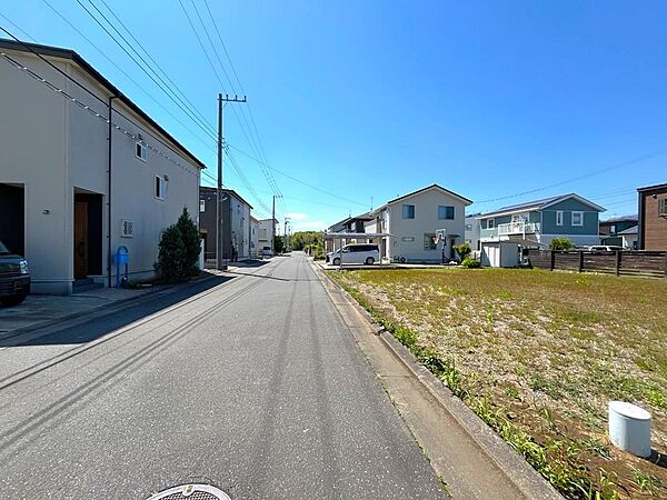 前面道路6.33ｍあります。段差がほとんどないので車庫入れもスムーズにできます