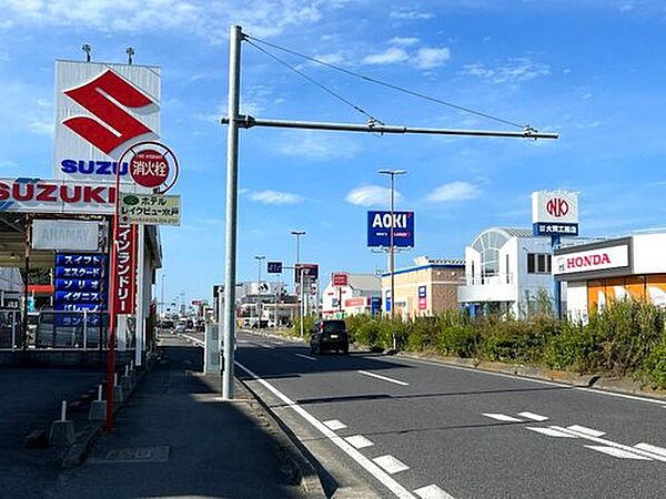 近隣にはガソリンスタンド、スーパー、ドラッグストア、飲食店など様々な商業施設が建ち並んでいます