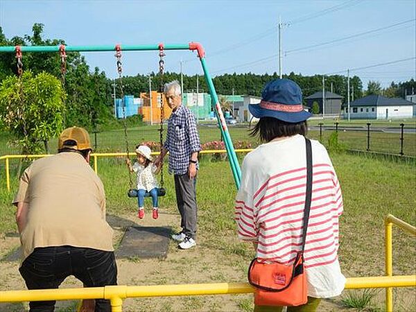 滑り台やブランコなどの遊具が楽しめる公園もあります