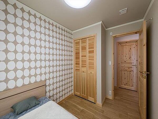 おしゃれな壁紙が北欧ならでは。子ども部屋にもちょうどいいお部屋です
