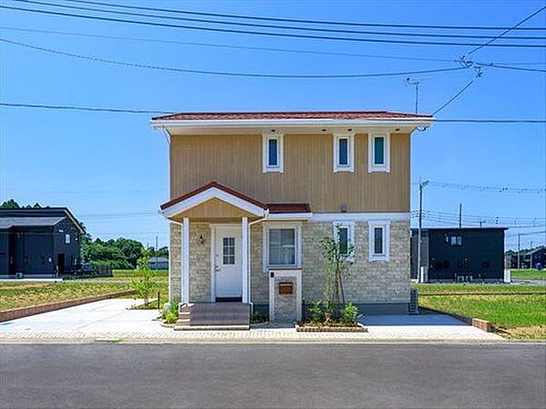 緑に映えるスウェーデンハウスらしい外観は住宅地の中でも目を引きます