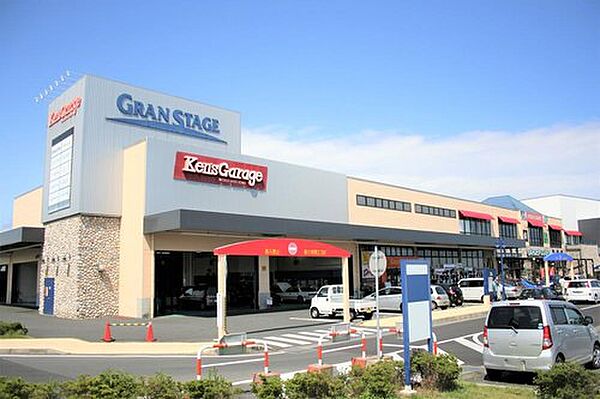 日用品からカー用品、ペット用品など何でも揃うホームセンターも近隣にあります