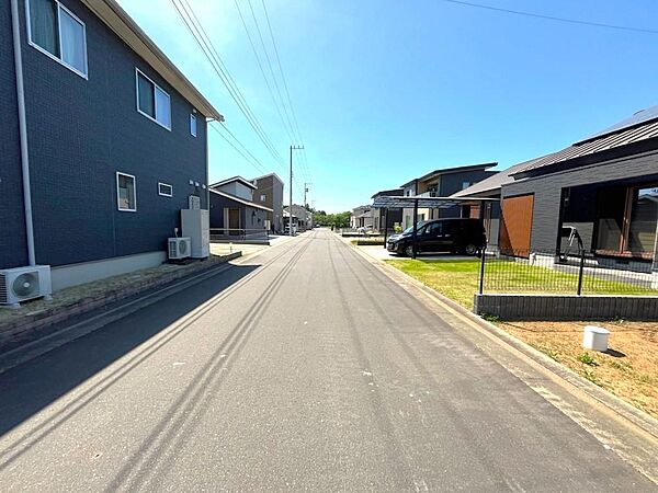 前面道路は広々6.33ｍあります。平坦地だからウォーキングもおすすめ