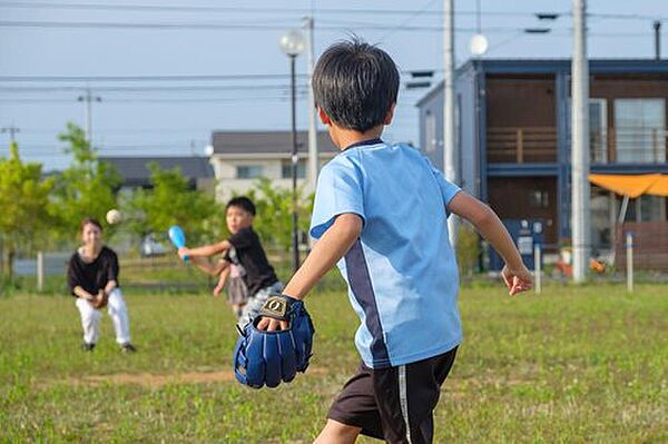 野球などのボール遊びが楽しめる広い公園がメイン通り沿いにあります