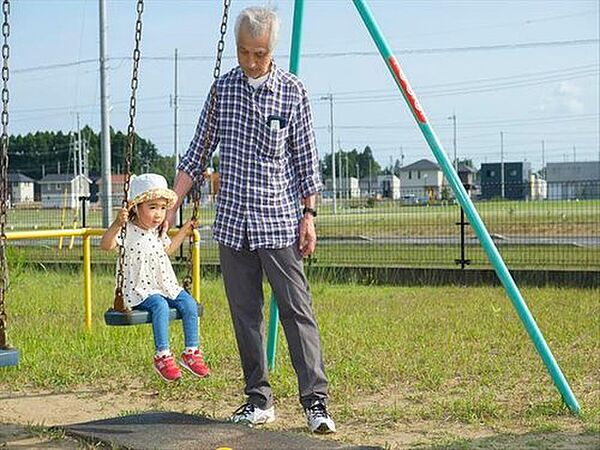 小さなお子様に人気のブランコ。その他にも滑り台やホッピング、健康器具のある公園があります
