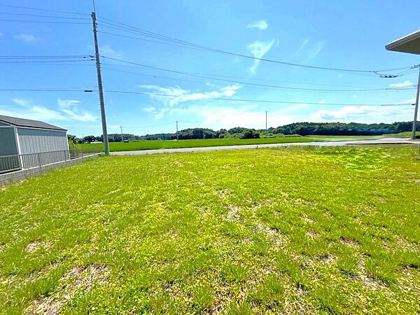 前面の景観。前面には家が建っていないので圧迫感がなく、爽やかな風が入ってきます